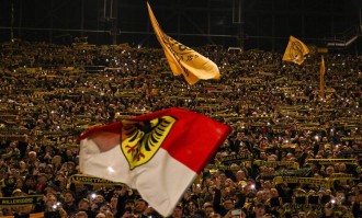 暴风雪下的德甲：汉堡与勒沃库森比赛推迟及其影响