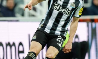 西蒙斯首球助热刺赢得三分：艰难时刻中的闪光时刻与团队精神