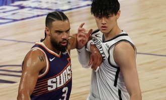 曾凡博1断3犯布克18+5+5 NBA中国赛太阳加时胜篮网