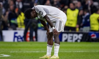 44岁阿隆索下课在即？主场仅1次射正创欧冠新耻！遭8万皇马球迷狂嘘