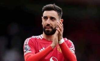 B费正式宣布留队，曼联批准，C罗送上祝福