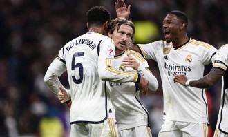 西甲国家德比：皇马主场争冠维稳，巴萨客场逆袭破局