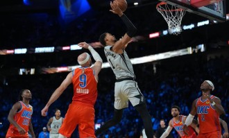 文班火线复出扮演救世主 雷霆不只输球还多了个死敌？