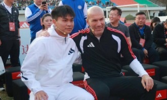 53岁齐达内夜游上海，与大妈踢毽子几分钟融入氛围，展现顶级球商