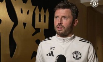 卡里克谈转正前景，改变曼联训练计划！战热刺更衣室为球迷剪发而战