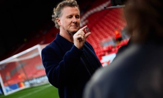 西蒙尼与球迷对喷！红牌禁赛背后的战术思考与情感冲突