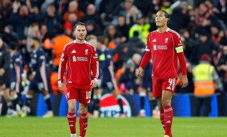 利物浦欧冠主场惨遭1-4重创，主帅与球员神情黯然，队伍士气跌至谷底