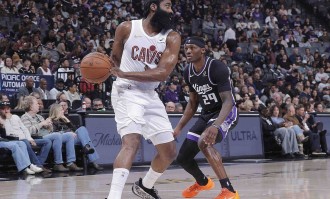 哈登首秀下半场7中6+2关键三分 读秒时刻4分+1防守篮板