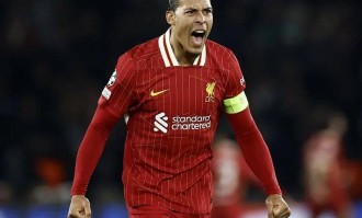 三连败只是序幕，利物浦面前是皇马和曼城，斯洛特为执着付出代价