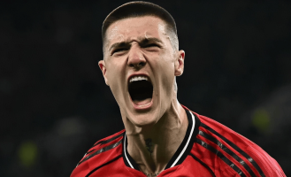 1-0又赢了！曼联重返前四甩开利物浦，舍什科替补绝杀杀疯了