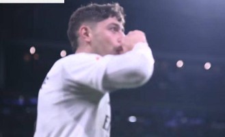 压力给到巴萨！皇马4-1完胜，登顶西甲积分榜，维尼修斯梅开二度