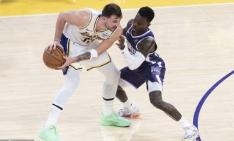 曝施罗德在走廊里蹲守东契奇 试图挥拳击打对方