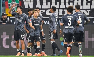 27岁日本球星梅开二度，助攻无敌！现场视角惊艳德甲比赛