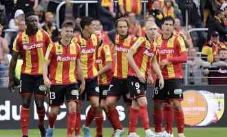 1-1，1-2，2-0欧洲狂欢一夜！阿森纳多打1人竟翻车！朗斯登顶法甲