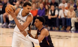 布克28分文班亚马9+9 太阳送马刺赛季首败