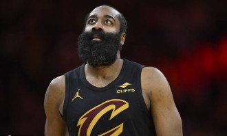 绷不住乐！哈登全场只中1球躺赢 队友三分10中9保命