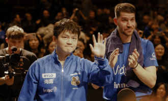 搞笑！樊振东极限救球，趴桌一幕引热议，独得2分率队3-2获胜