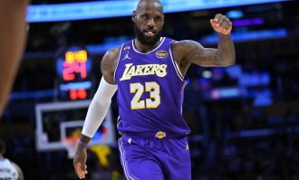 出场就是神！詹姆斯单核领军砍三双 揽下湖人前23分