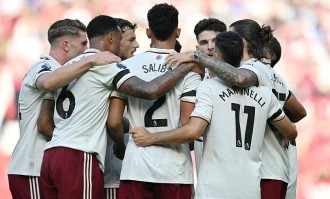 联赛杯狂欢夜！曼城阿森纳切尔西携手晋级，利物浦热刺爆冷被淘汰