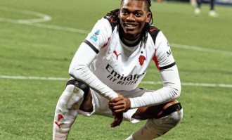 意甲领头羊易主！莱奥一剑封喉新援首秀，AC米兰1-0超越国米登顶