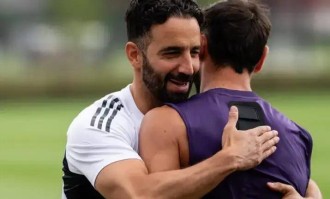 执教场均1.43分！曼联解职阿莫林，队长费尔南德斯发文致谢显成熟