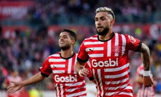 西甲焦点战：巴萨主场传控争冠，赫罗纳客场技术反冲击