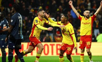 朗斯1-0小胜劲敌，成功登顶法甲榜首，大黑马崛起直指冠军