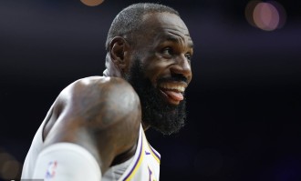 老詹满电回归重新戴起皇冠 决胜期连得10分+晚安抢断