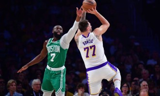 杰伦布朗32+8+7 东契奇25分詹姆斯20分湖人负绿军