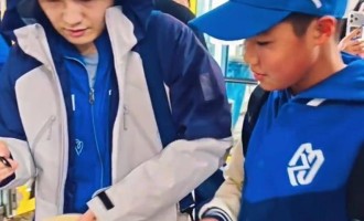 又稳又狠！樊振东狂拿2分赢麻了，赛后蹲地签名超宠粉