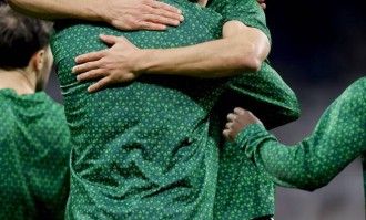 维尼修斯与哈维·阿隆索的“熊抱”：皇马内部矛盾的微妙信号