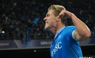 曼联弃将在那不勒斯封神！神锋欧冠双响救主，意大利媒体集体狂吹