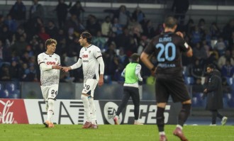 老兵不死！瓦尔迪赛前领取意甲11月最佳球员奖杯，38岁依然闪耀