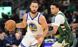 库里空砍27分字母伤停 罗林斯32+8勇士爆冷负雄鹿